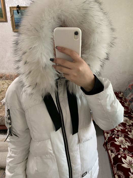 Белый пуховик