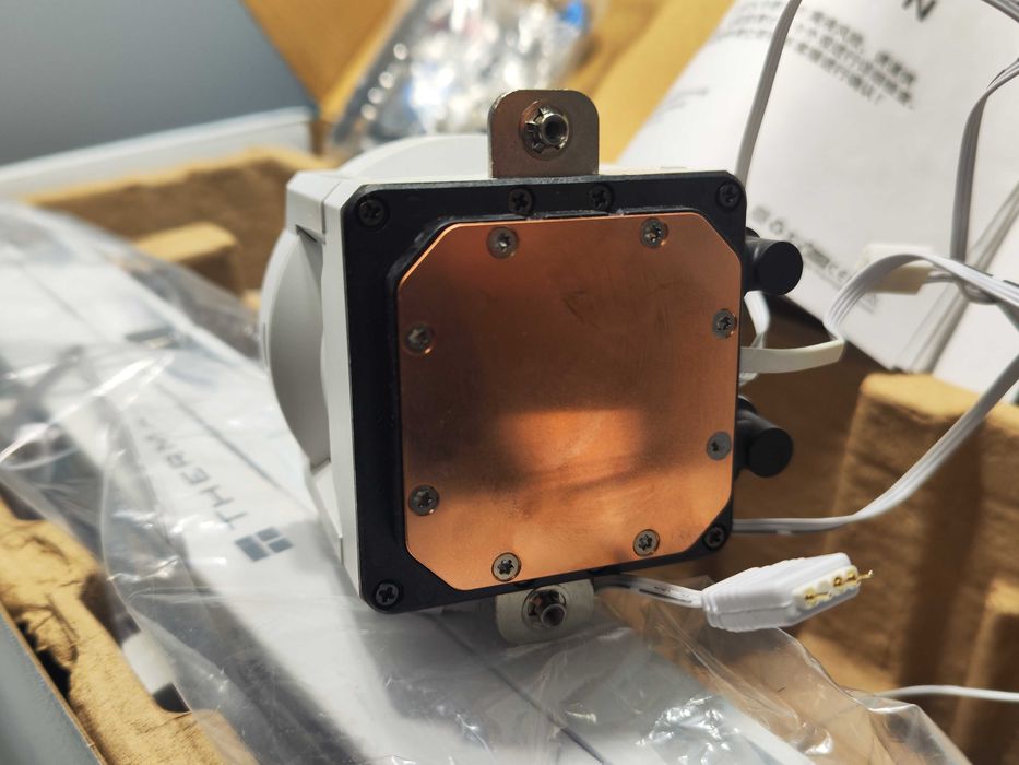 Thermalright CORE VISION 360 White ARGB AIO охлаждане