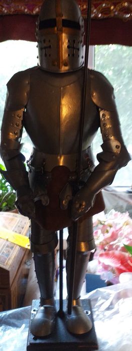 Statueta cavaler medieval cu lance