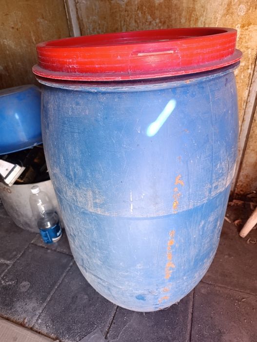 Продам пластмассовую бочку