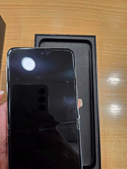 Galaxy Z Flip5  и  Galaxy Watch 4  - комплект ,  неразличими от нови