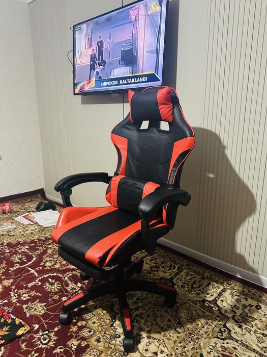 Игровой кресло/стул, в очень хорошем состояний, порезов нет