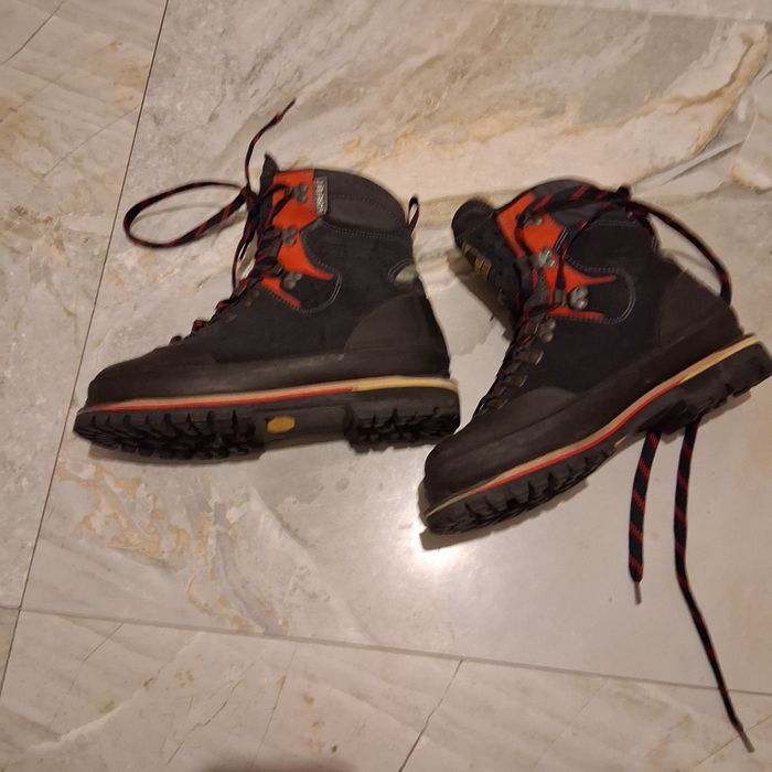 Bocanci trekking drumetie Meindl