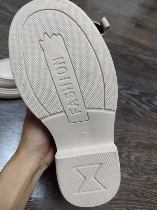 Продаю осенние  ботинки