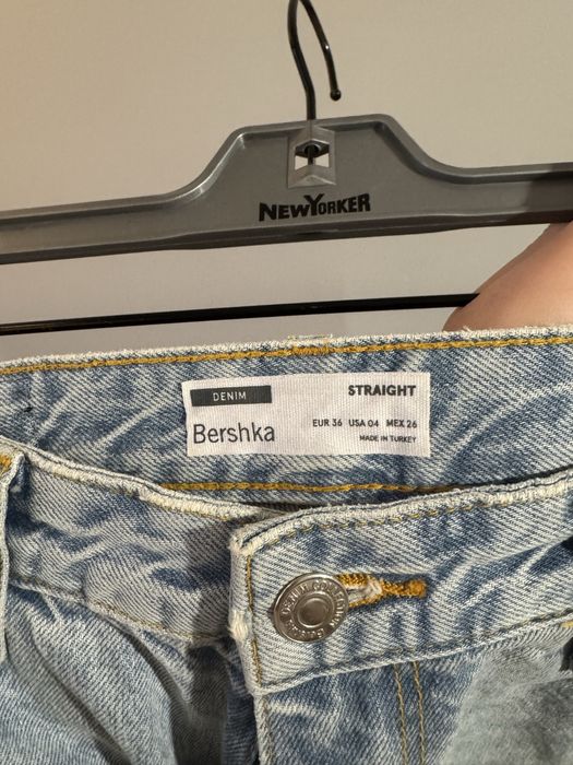 Накъсани дънки Bershka