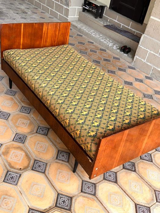 Кровать есть и второй