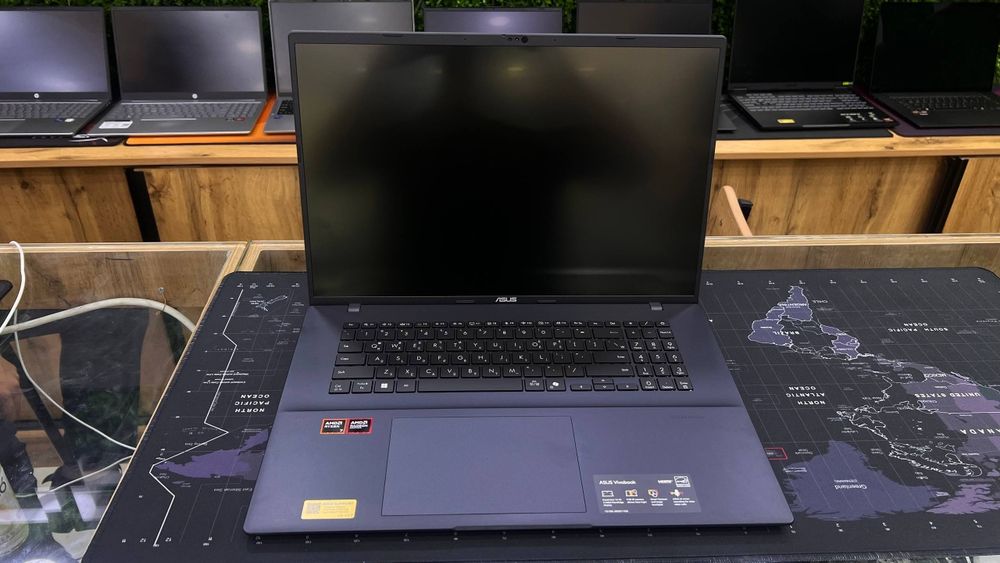 Asus Vivobook M18