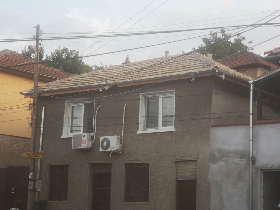 Продава се къща с двор