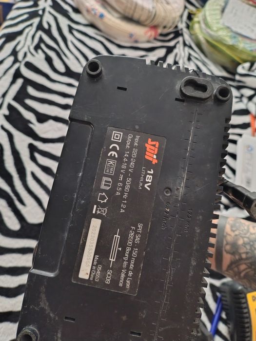 Încărcător spit plus acumulator 5 ah 18v