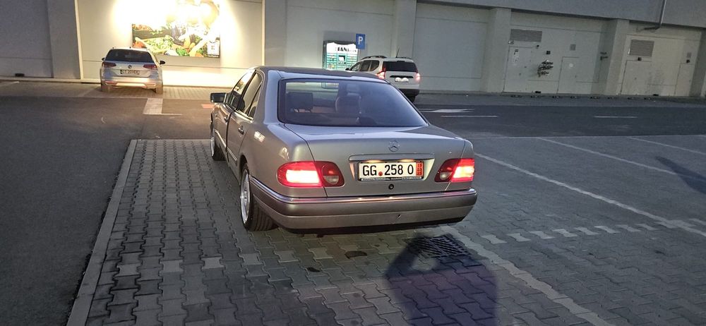 Mercedes e200 elegance primul proprietar, km 118k originali. oferta 3500 euro cash.masina este inmatriculata in romania in acest moment