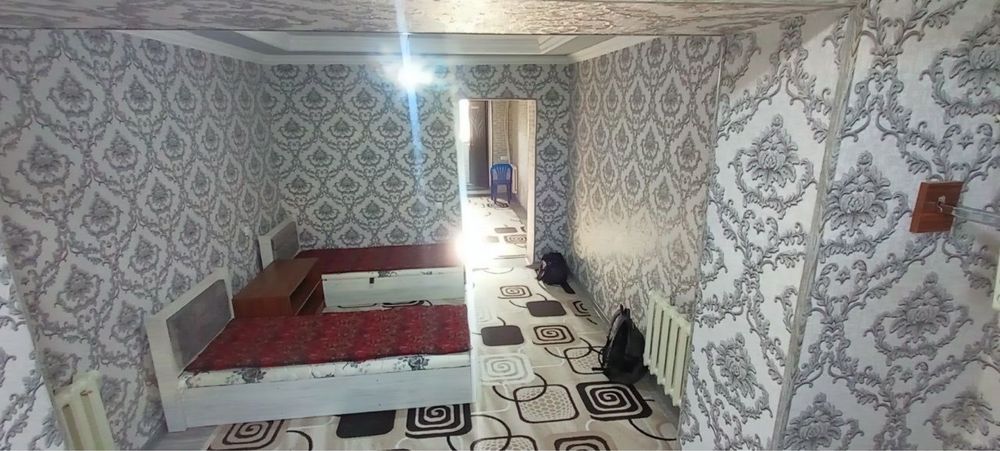 Bodomzor masjidi oldida 1 xonali 1 kv fakat sheriklika bola olinadi