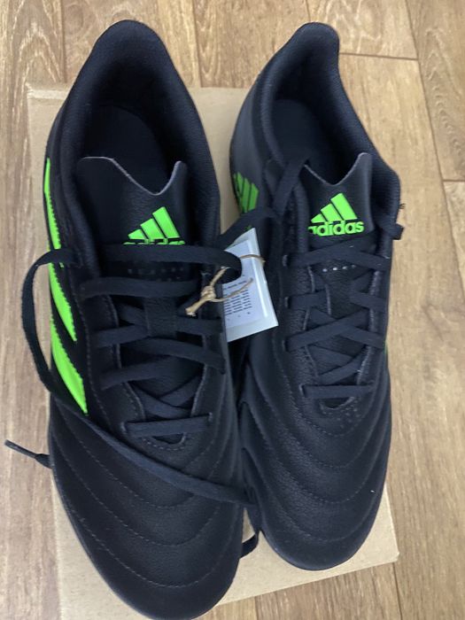 Маратонки “стоножки” Adidas за изкуствен терен