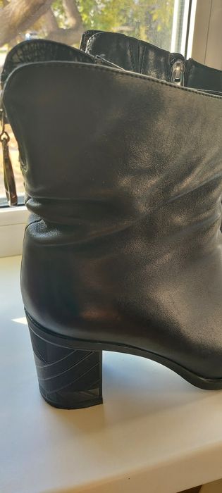 Продам женские ботинки