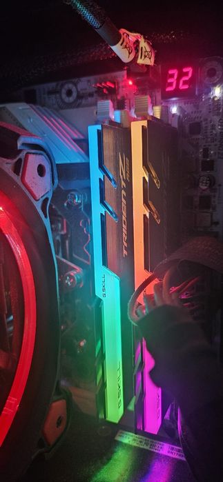 Vând PC Gaming cu procesor Intel Core i7 7440x, 4,3 GHz