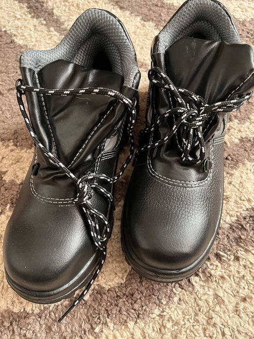 Новая рабочая обувь