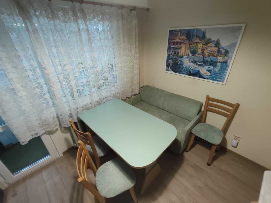 Цяла кухня + маса, столове и диванче.