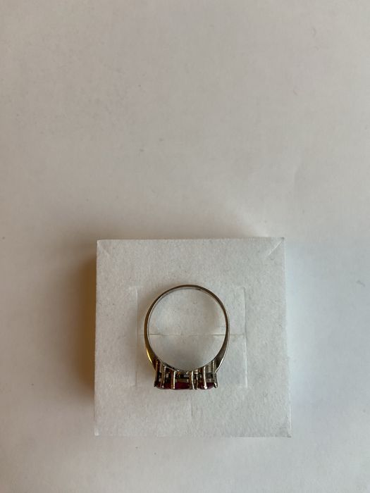 Inel din argint in forma de floare cu pietre albe si rosii