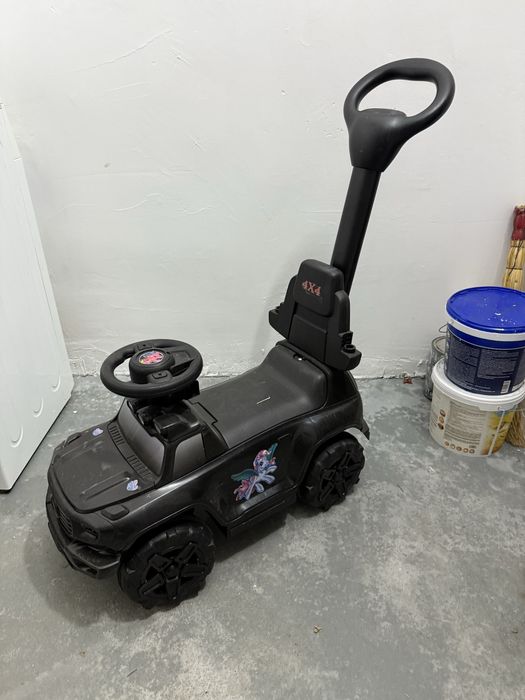 Продам музыкальную каталку машинку