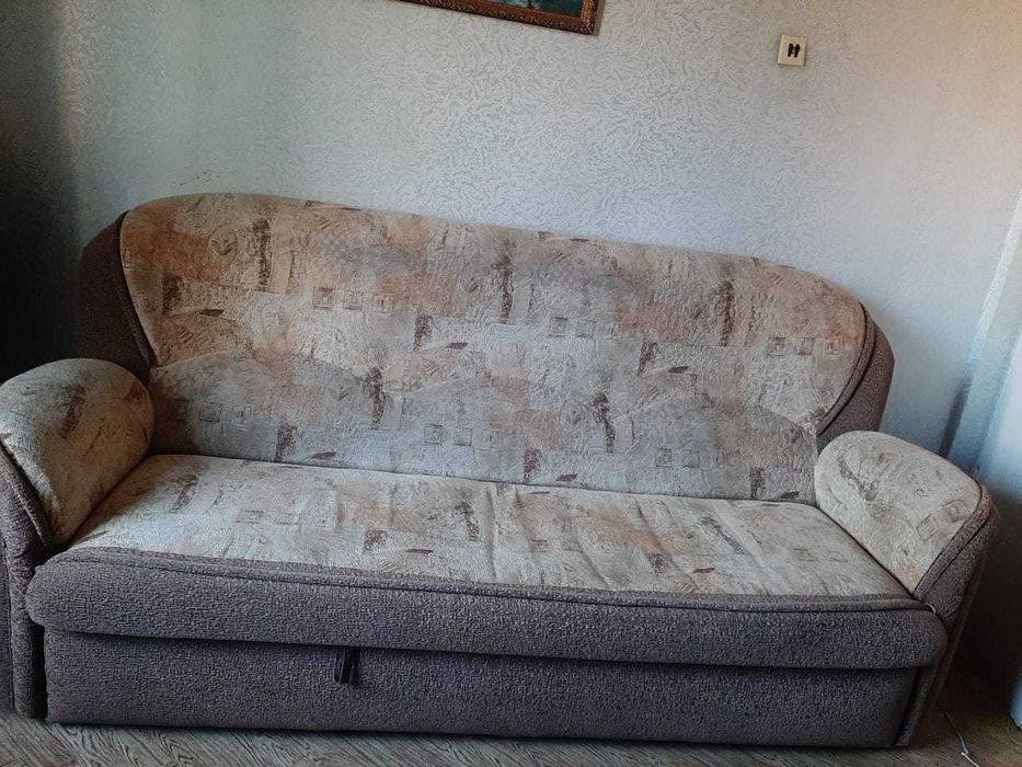 диван с креслом в хорошем состояний