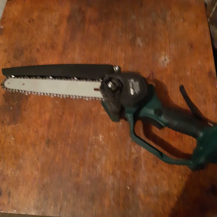 Акумулаторен верижен трион за клони