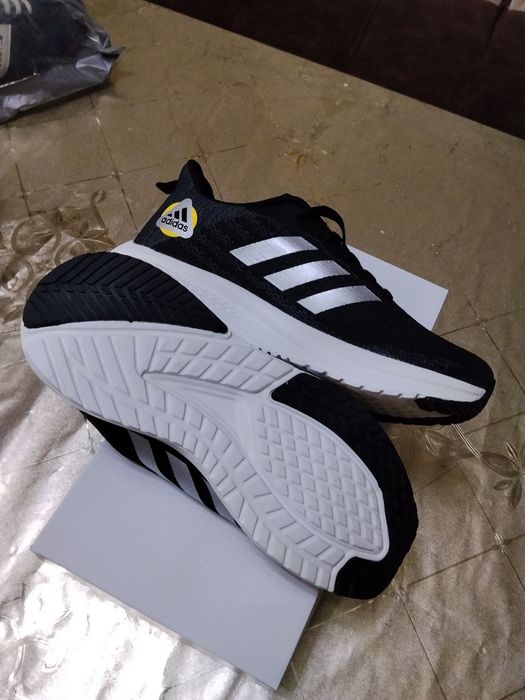 Adidas krasofka Vetnamda ishlab chiqarish