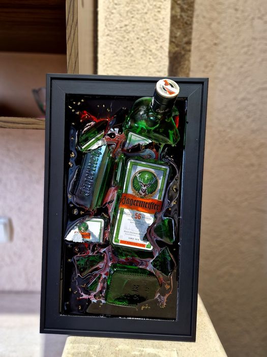 Картина от счупена бутилка jagermeister 
jagermeister