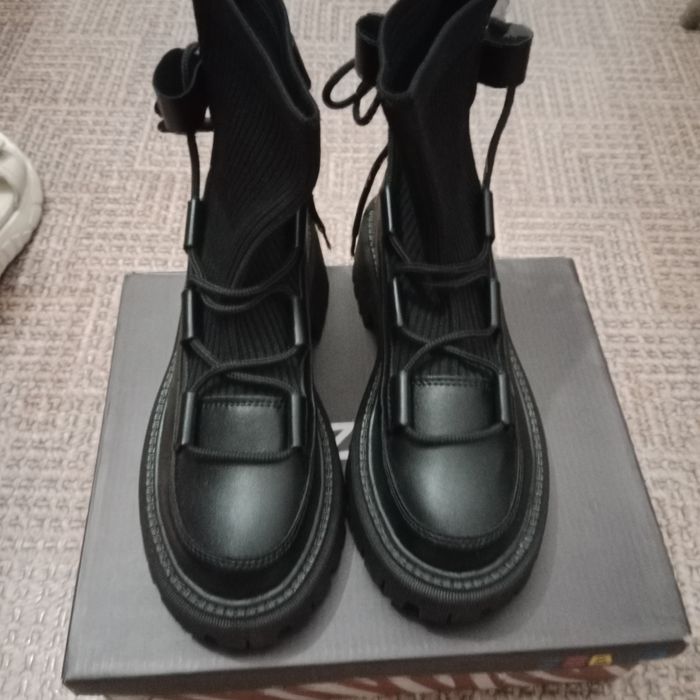 Продам женские ботинки