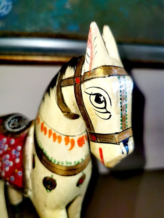 Фигура на кон дървен ръчно резбован ръчно рисуван чудесен декор