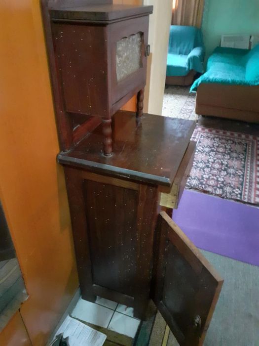 Антикварен дървен шкаф