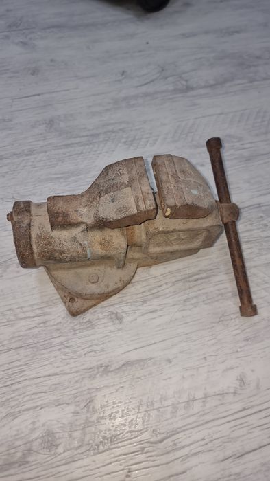 Продам тиски рабочие