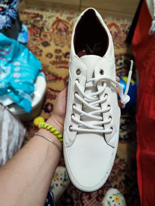 Бели мъжки обувки