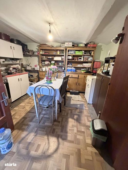 Vand casa Cornisa pe 1 nivel, singur in curte