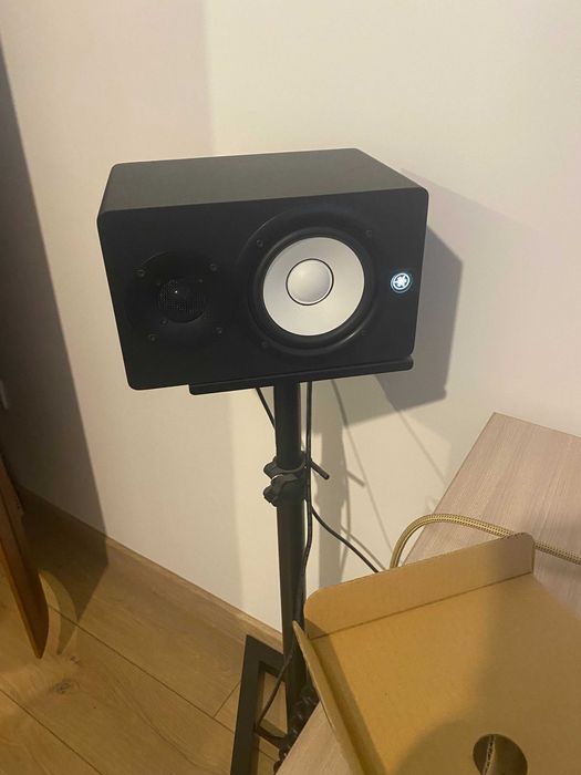 Мониторы Yamaha HS5 + стойки + кабеля.