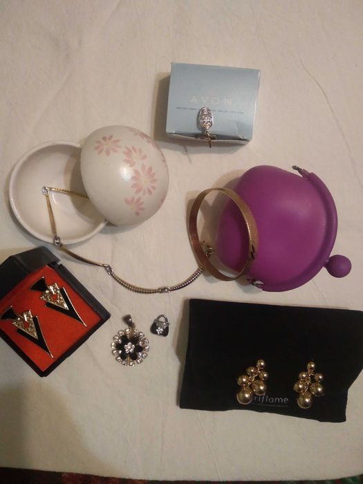 Лот от колиета,обици,гривни