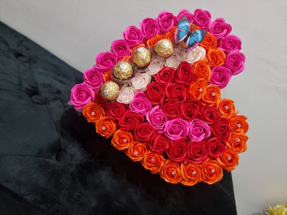 Aranjament floral in forma de inima cu trandafiri din sapun