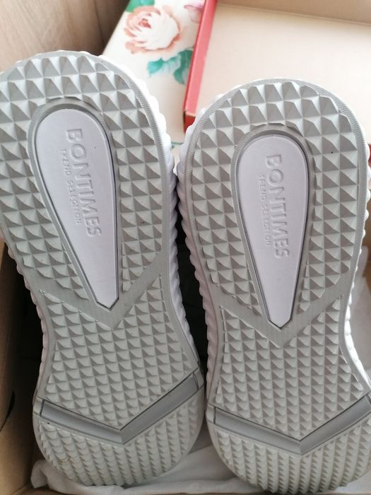 Vand Adidas Bit noi in cutie