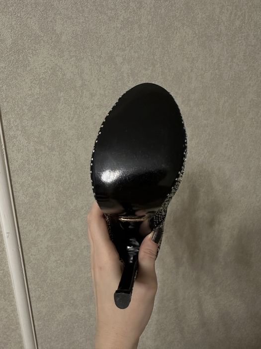 Обменяю туфли со стразами