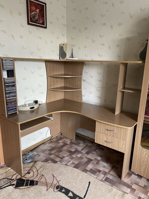 Угловой компьютерный стол