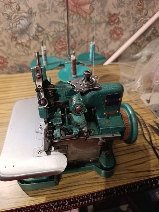 Продам оверлок китайский бытовой