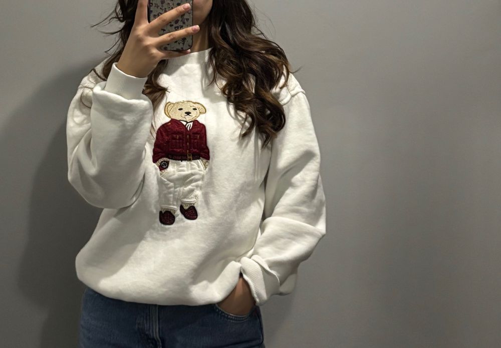 Ватирана мека блуза с мече в бял цвят