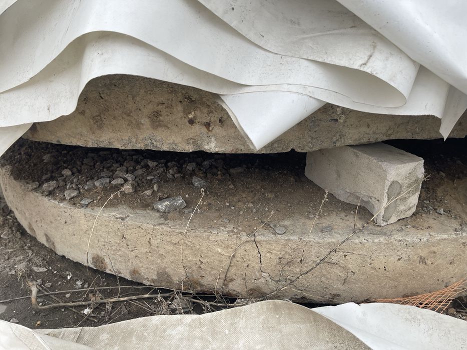 Бетонная крышка на кольца септик с люком