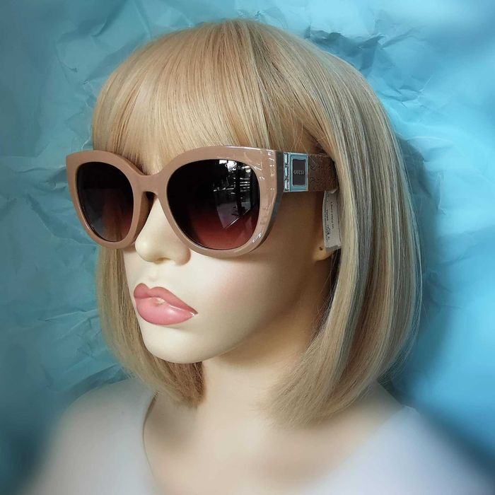 Нови Guess слънчеви очила в телесен цвят с акценти от розово злато