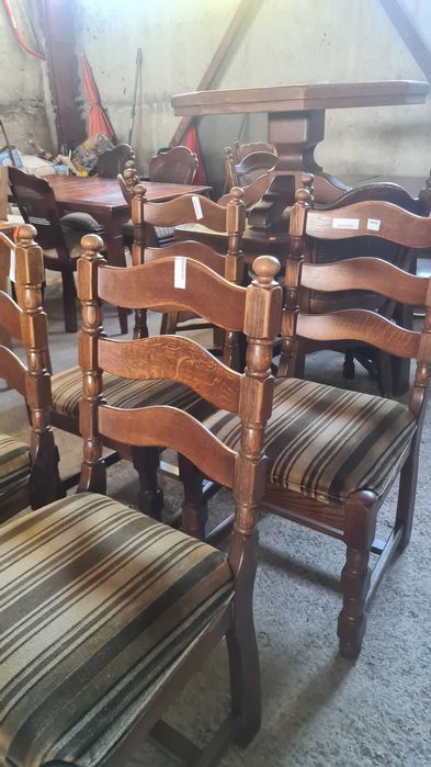 Масивен стол с орнаменти и дамаска от плюш