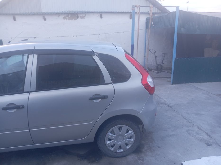 Машина Лада калина