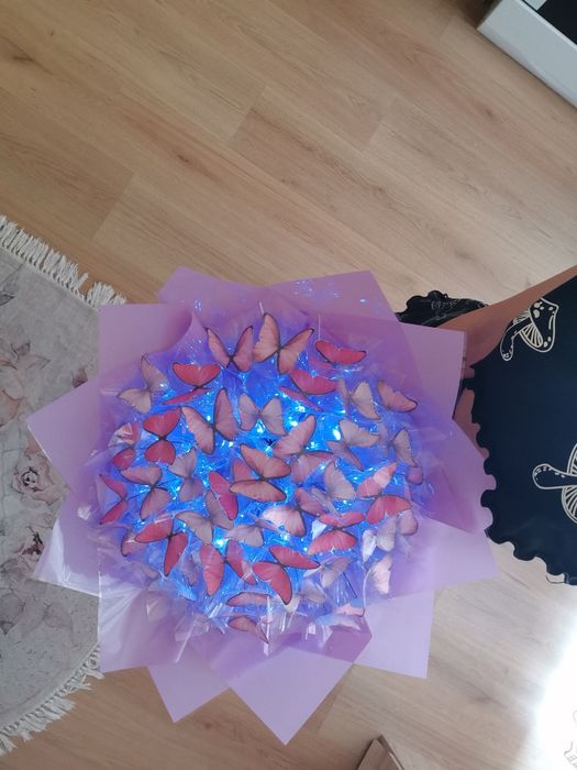 Светещ букет от пеперуди