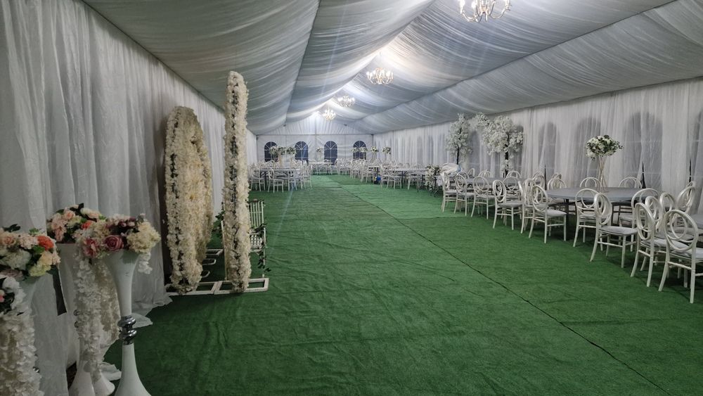 Cort pentru evenimente de vânzare cu toată logistica necesară