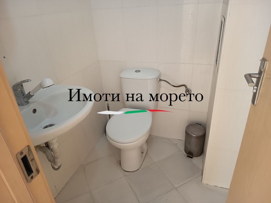 Продавам студио на партер пред басейна в затворен комплекс