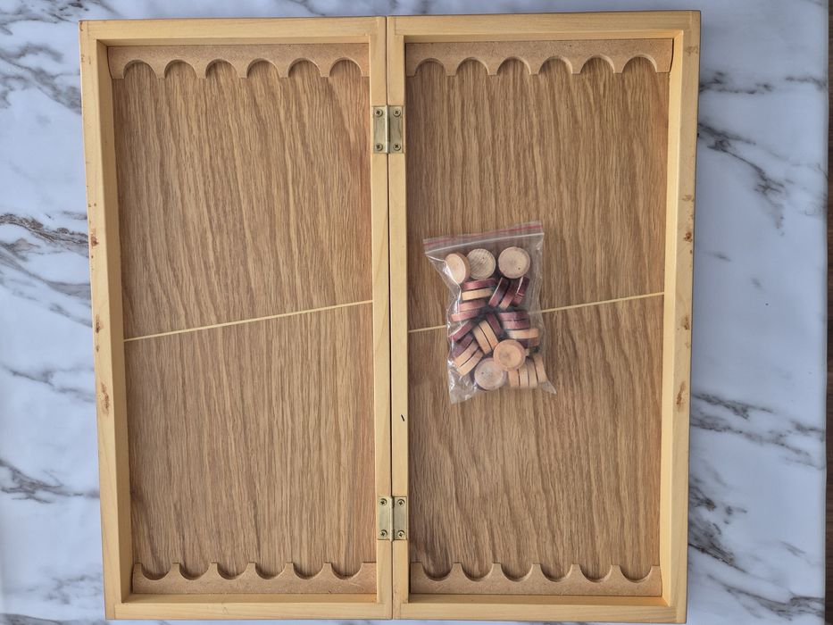 Шахматы и нарды, два в одном.