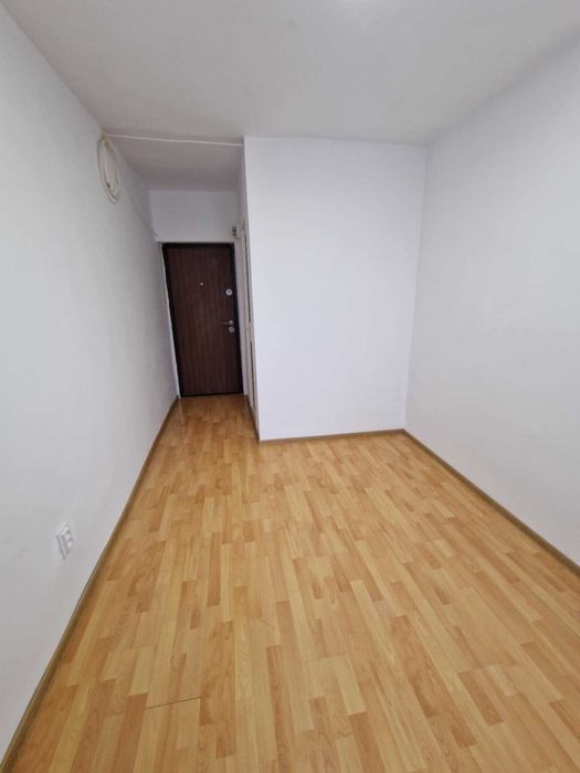 Vând garsonieră confort 3 etaj3/4 proaspăt renovată cu baie proprie.