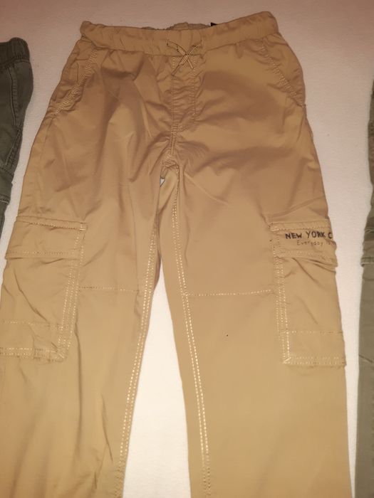 Намалени спортни панталони H&M u OVS за момче